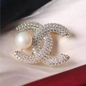 Elegant Gold and Silver Brooch with Pearl